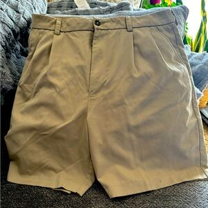 Men’s khaki shorts